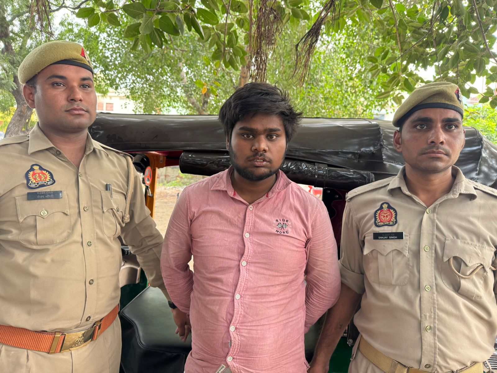 आरोपी पुलिस गिरफ्त में आरोपी पुलिस गिरफ्त में