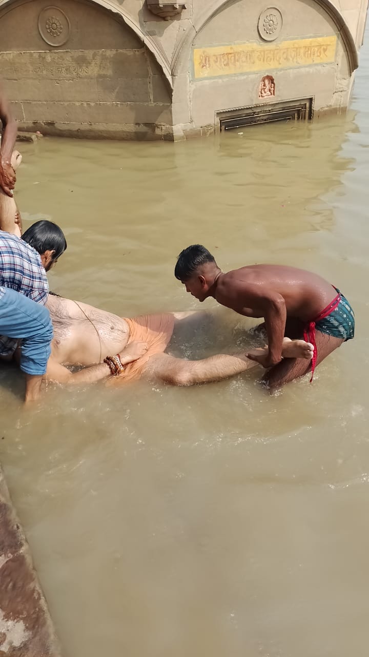 डूबे नेपाली नागरिक के शव को लाते गोताखोर: फोटो बच्चा गुप्ता डूबे नेपाली नागरिक के शव को लाते गोताखोर: फोटो बच्चा गुप्ता