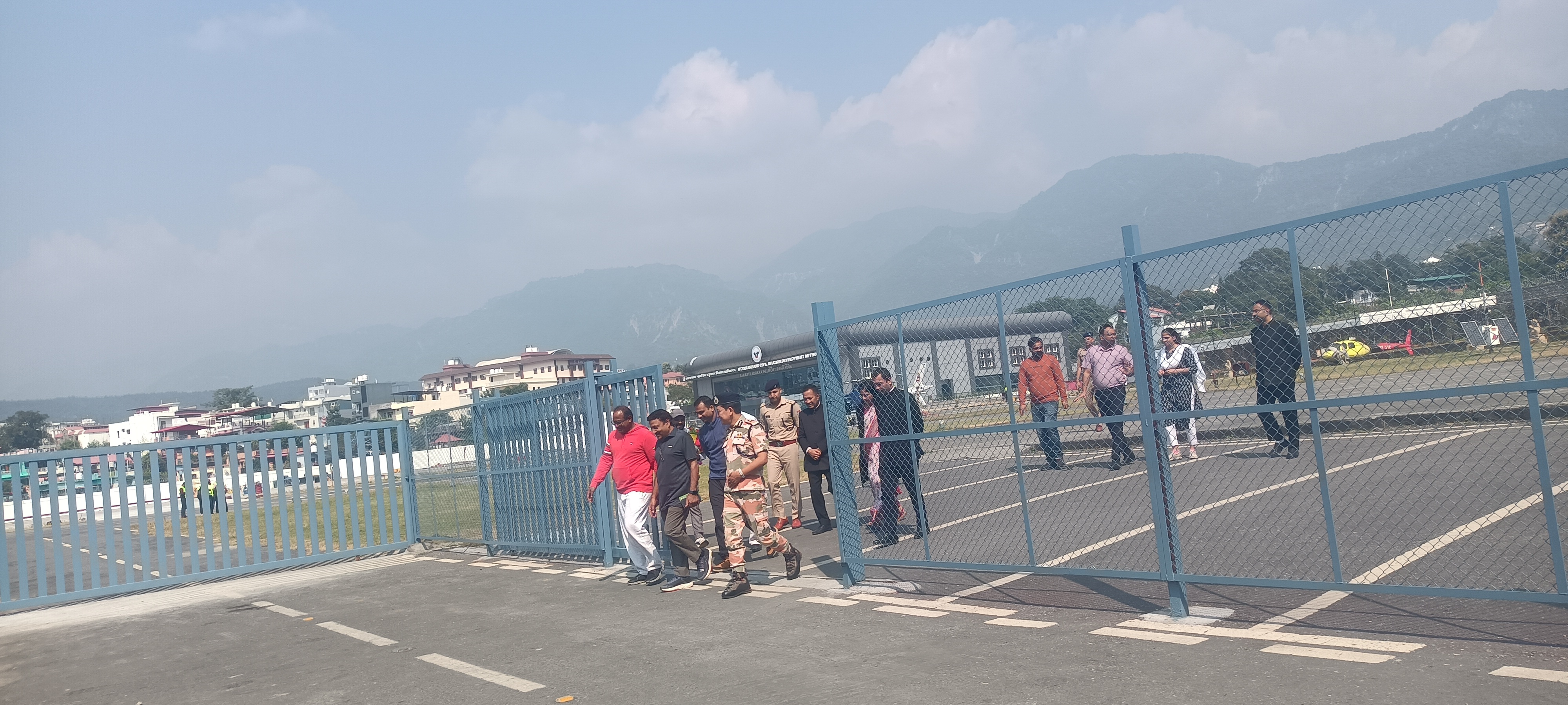 सहस्त्र धारा हेलीपैड पर पहुंचे मुख्य चुनाव आयुक्त। सहस्त्र धारा हेलीपैड पर पहुंचे मुख्य चुनाव आयुक्त।