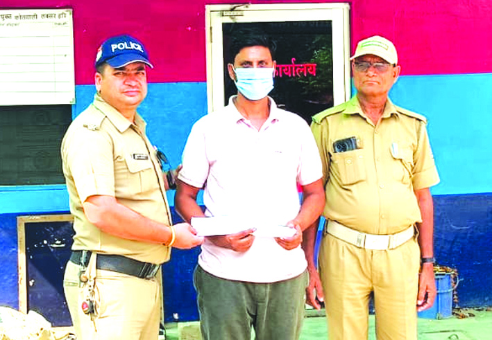 पुलिस गिरफ्त में आरोपित पुलिस गिरफ्त में आरोपित