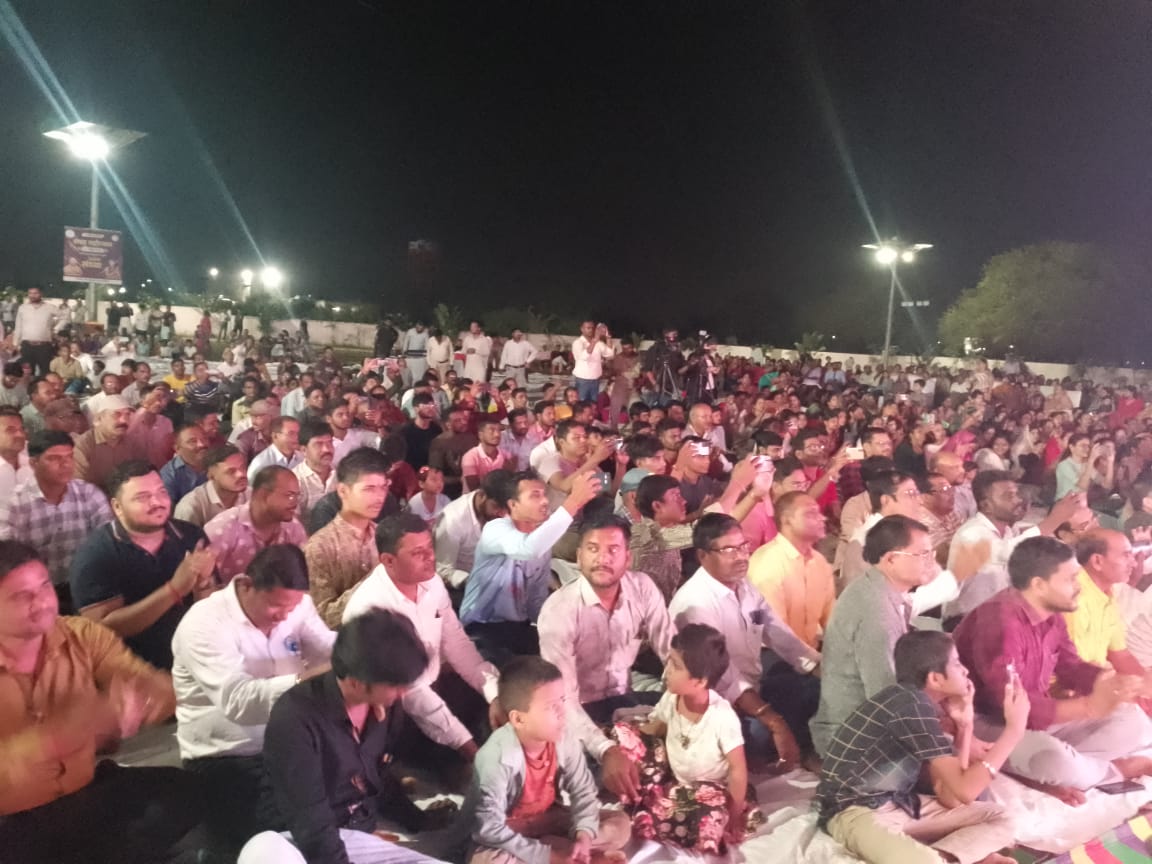 कार्यक्रम के दौरान उपस्थित लोगों की भीड़। कार्यक्रम के दौरान उपस्थित लोगों की भीड़।