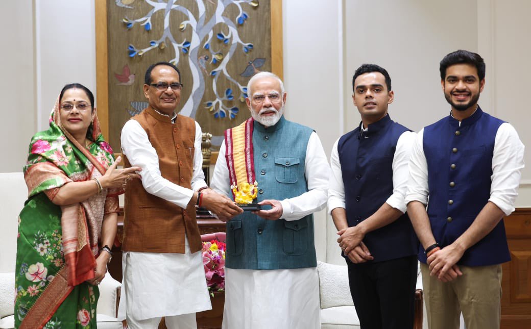 प्रधानमंत्री नरेन्द्र मोदी से मिलते शिवराज सिंह चाैहान , उनकी पत्नी व बेटे प्रधानमंत्री नरेन्द्र मोदी से मिलते शिवराज सिंह चाैहान , उनकी पत्नी व बेटे