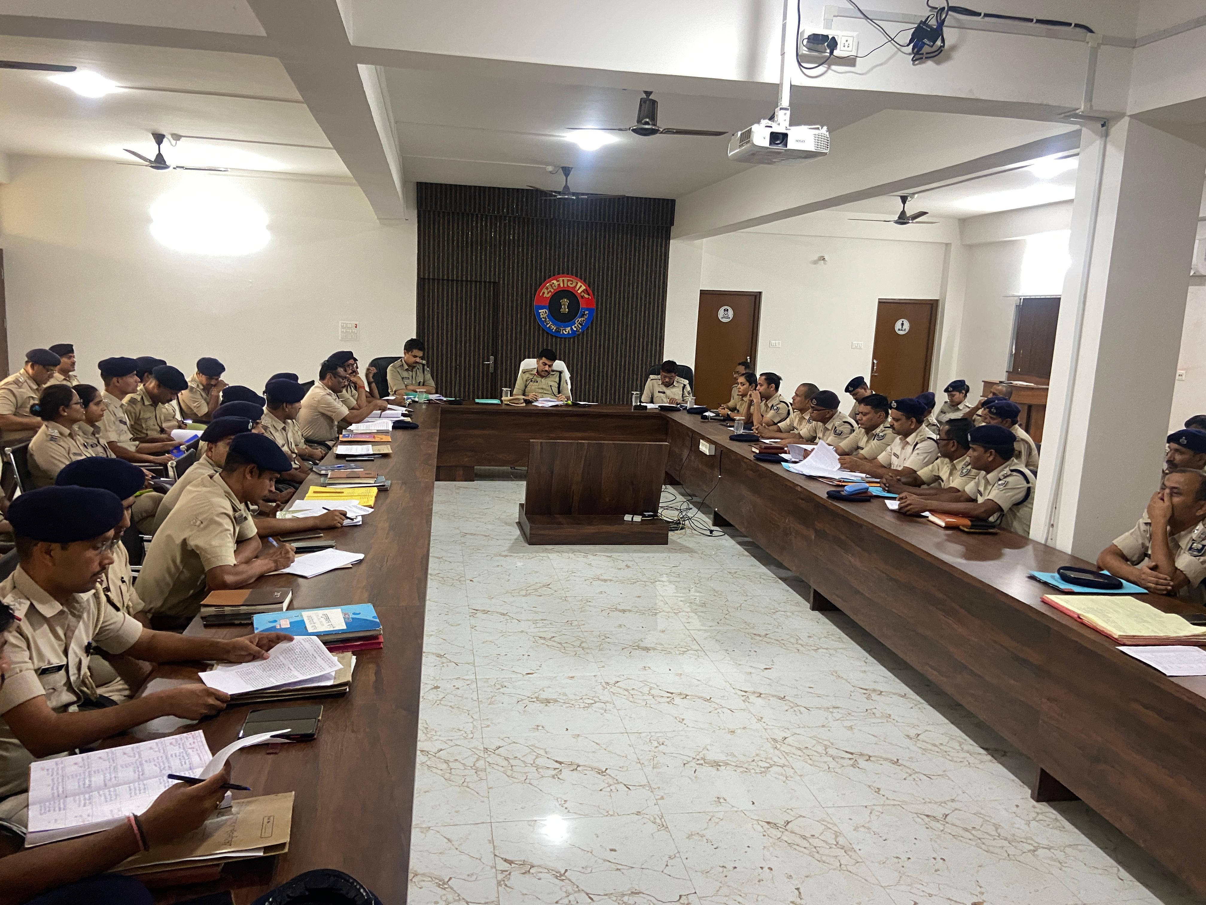 क्राइम मीटिंग में पुलिस अधीक्षक ने थानाध्यक्षों को दिए कई निर्देश क्राइम मीटिंग में पुलिस अधीक्षक ने थानाध्यक्षों को दिए कई निर्देश