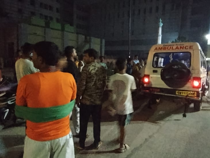 घटना के बाद सड़क पर इकट्ठी भीड़ और एंबुलेंस