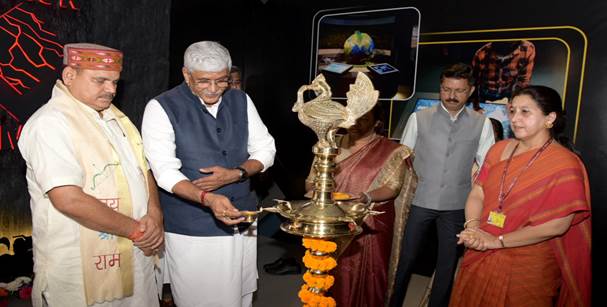कोल गैलरी का उद्घाटन करते हुए केन्द्रीय मंत्री गजेन्द्र सिंह शेखावत कोल गैलरी का उद्घाटन करते हुए केन्द्रीय मंत्री गजेन्द्र सिंह शेखावत