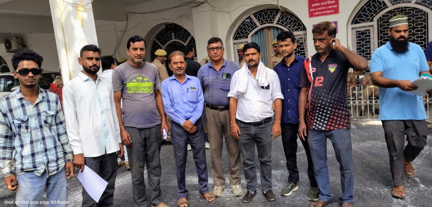 कलेक्टेट में प्रदर्शन करते पश्चिमांचल विद्युत संविदा मजदूर संघ के पदाधिकारी कलेक्टेट में प्रदर्शन करते पश्चिमांचल विद्युत संविदा मजदूर संघ के पदाधिकारी