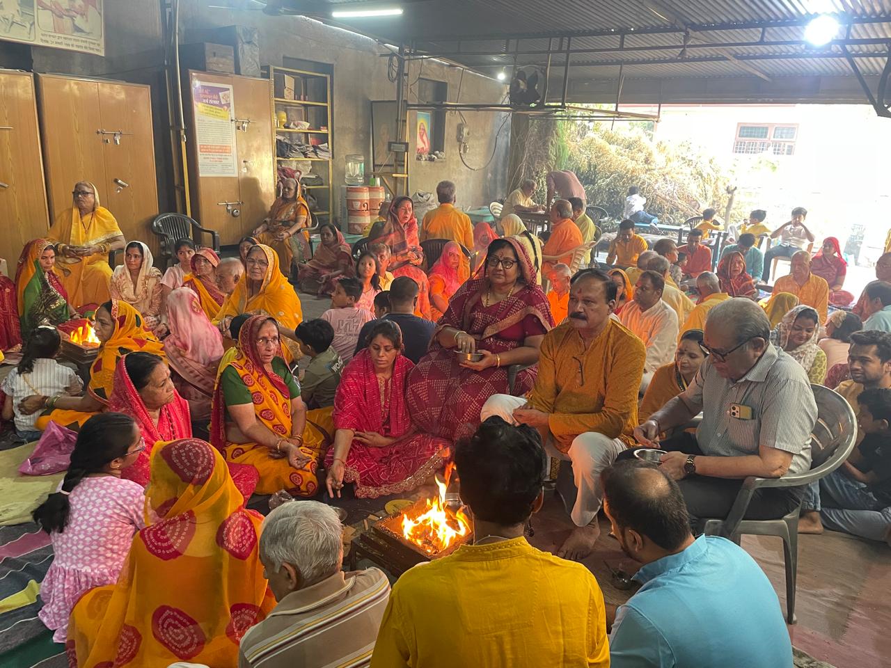 विश्व शांति के लिए 80 स्थानों पर एक साथ हुआ गायत्री हवन विश्व शांति के लिए 80 स्थानों पर एक साथ हुआ गायत्री हवन