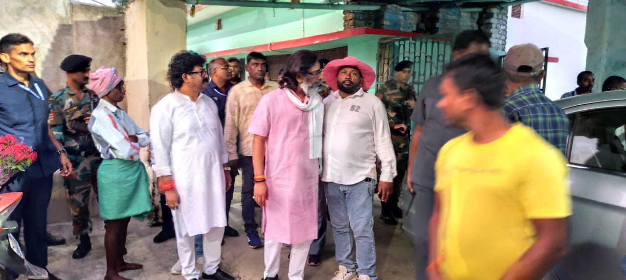 अपने गांव में मुख्यमंत्री हेमंत सोरेन अपने गांव में मुख्यमंत्री हेमंत सोरेन