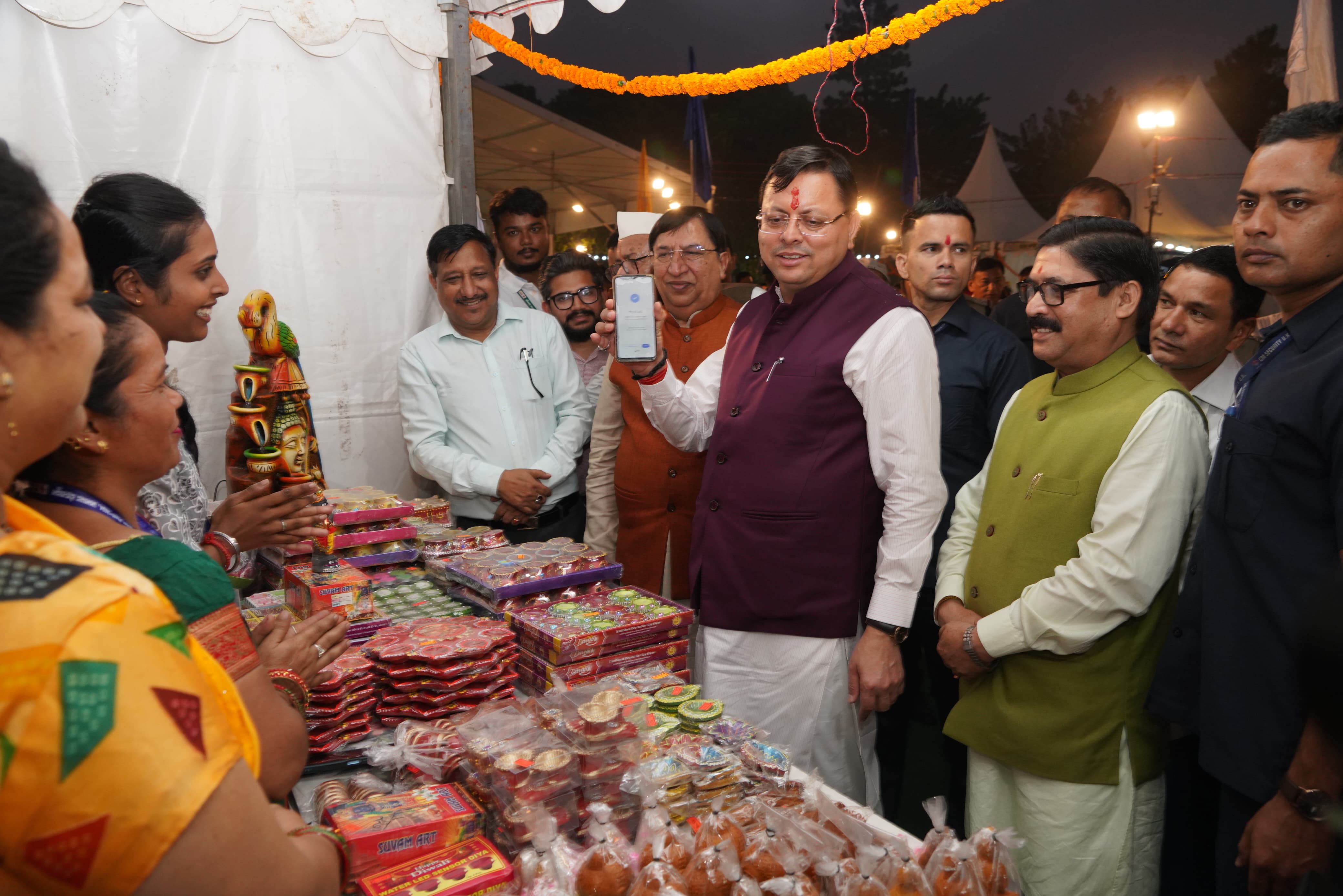 मुख्यमंत्री सरस मेले में खरीदारी कर ऑनलाइन पेमेंट करते। मुख्यमंत्री सरस मेले में खरीदारी कर ऑनलाइन पेमेंट करते।