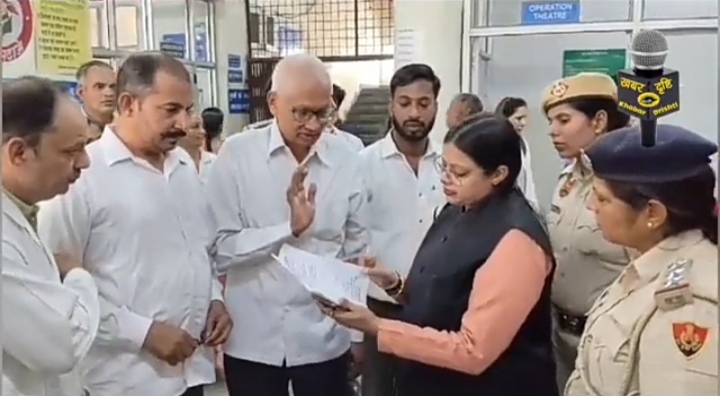 महिला की उपाध्यक्ष सोनिया अग्रवाल को ज्ञापन सौंपते सामाजिक कार्यकर्ता। महिला की उपाध्यक्ष सोनिया अग्रवाल को ज्ञापन सौंपते सामाजिक कार्यकर्ता।