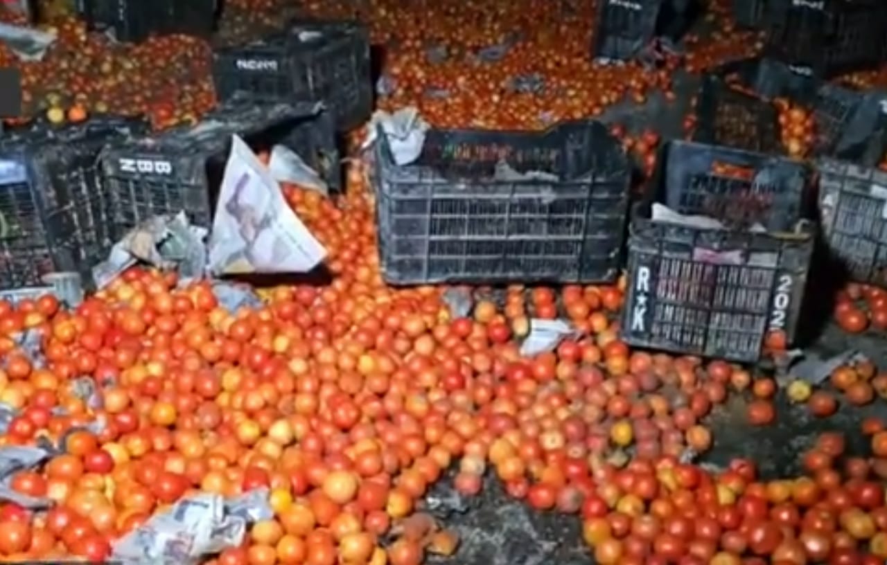 सड़क पर फैले टमाटर सड़क पर फैले टमाटर