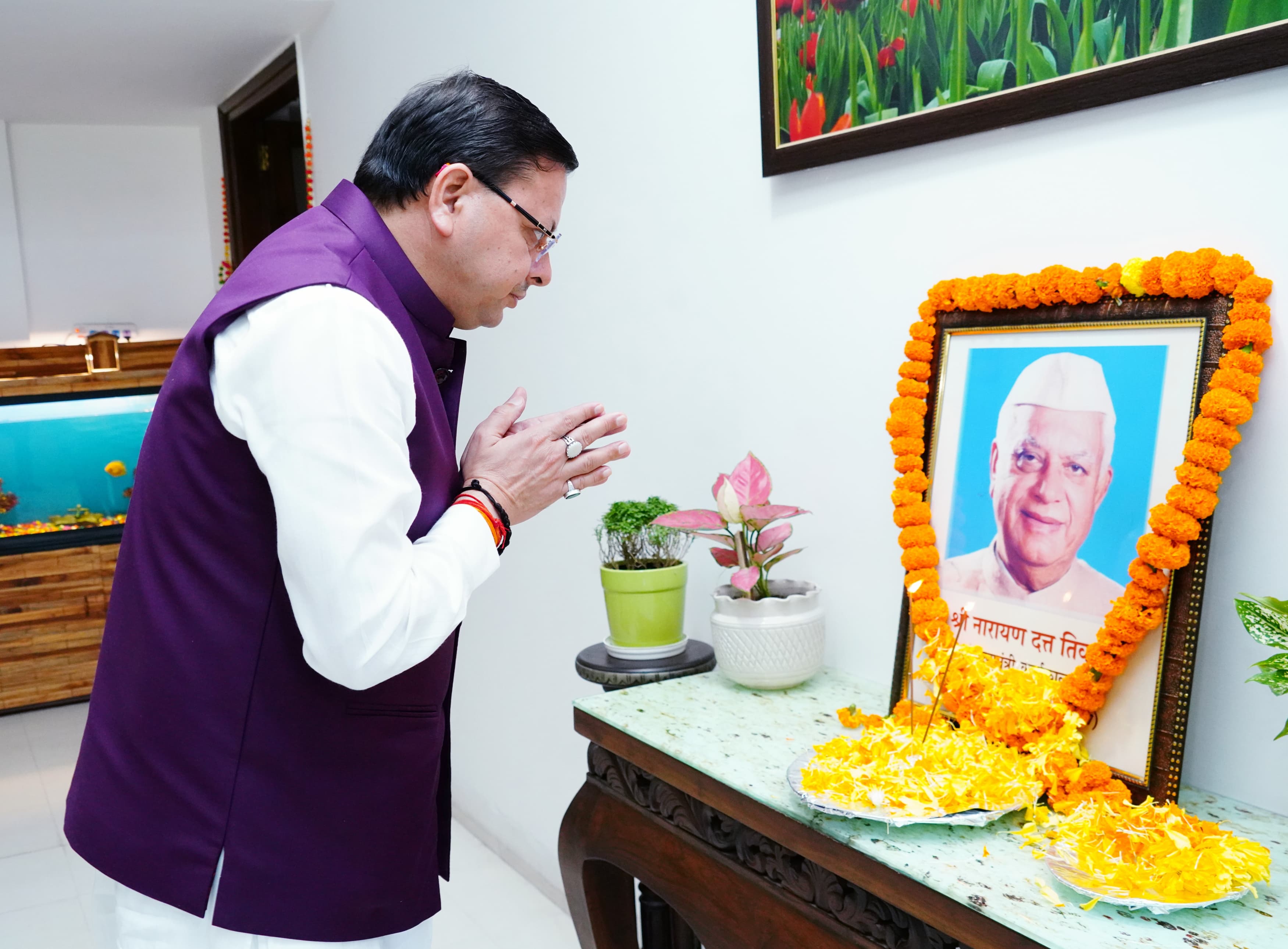 मुख्यमंत्री पुष्कर सिंह धामी नारायण दत्त तिवारी के चित्र पर पुष्पांजलि अर्पित कर नमन करते हुए। मुख्यमंत्री पुष्कर सिंह धामी नारायण दत्त तिवारी के चित्र पर पुष्पांजलि अर्पित कर नमन करते हुए।