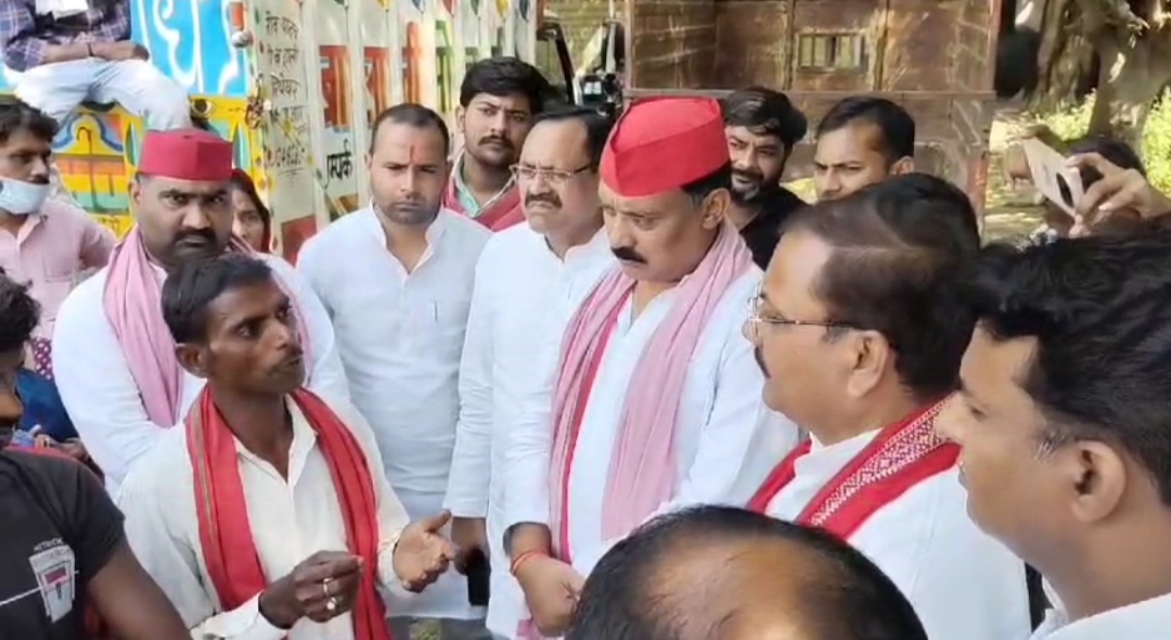 पीड़ित से मिलते सपा सांसद पीड़ित से मिलते सपा सांसद