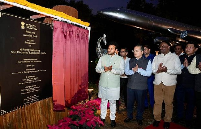 ‘विमानन पार्क’ का किया उद्घाटन करते नागरिक उड्डयन मंत्री ‘विमानन पार्क’ का किया उद्घाटन करते नागरिक उड्डयन मंत्री