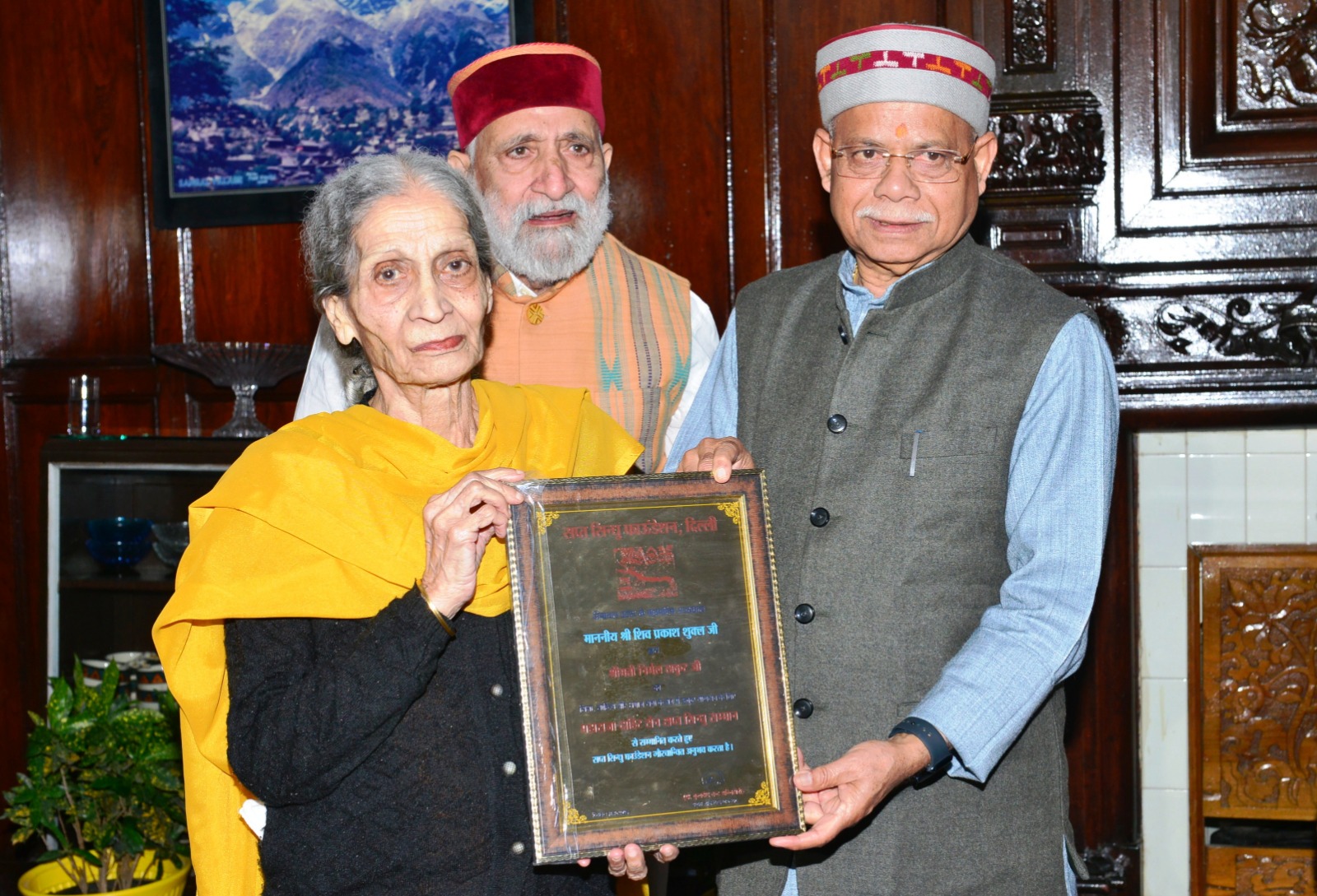 निर्मल ठाकुर को राजा दायर सेन पुरस्कार से सम्मानित करते राज्यपाल निर्मल ठाकुर को राजा दायर सेन पुरस्कार से सम्मानित करते राज्यपाल