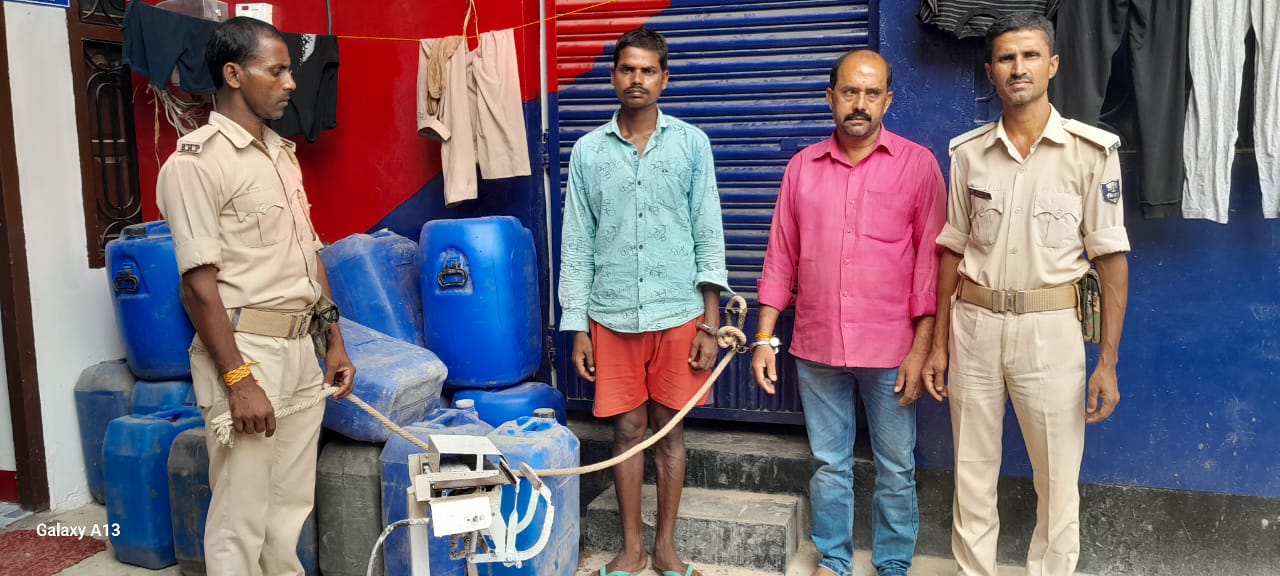 जहरीली शराब बनाने के आरोपी पुलिस गिरफ्त में जहरीली शराब बनाने के आरोपी पुलिस गिरफ्त में