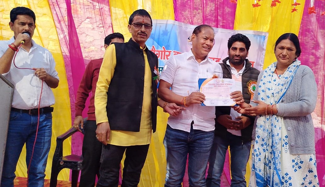 पोखरी में मेधावी छात्रों की माताओं को सम्मानित करते हुए। पोखरी में मेधावी छात्रों की माताओं को सम्मानित करते हुए।