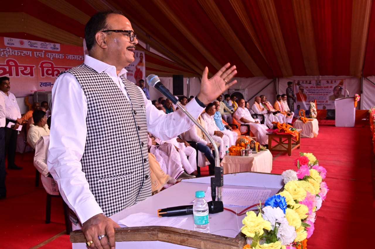 उपमुख्यमंत्री ब्रजेश पाठक व अन्य उपमुख्यमंत्री ब्रजेश पाठक व अन्य