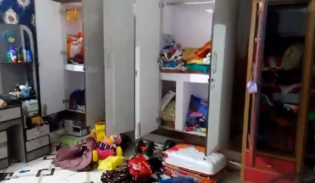 घर में फैला पड़ा सामान घर में फैला पड़ा सामान