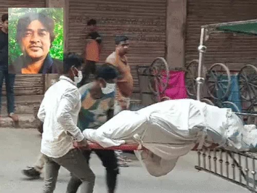 शव ले जाते कमरचारी। शव ले जाते कमरचारी।