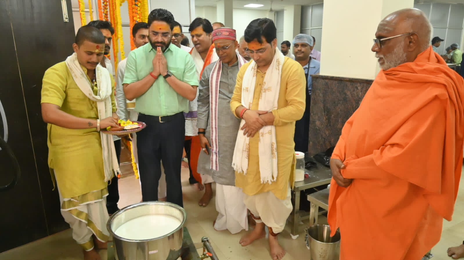 संस्कृत विद्यालयों और चिकित्सालयों में भोजन व्यवस्था का सफल ट्रायल:फोटो बच्चा गुप्ता संस्कृत विद्यालयों और चिकित्सालयों में भोजन व्यवस्था का सफल ट्रायल:फोटो बच्चा गुप्ता
