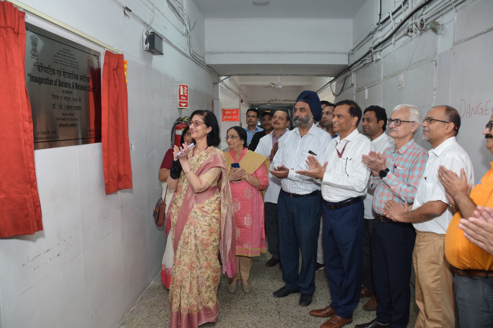 सफदरजंग अस्पताल में बेरियेटिक क्लिनिक की शुरुआत करते हुए चिकित्सा अधीक्षक वंदना तलवार सफदरजंग अस्पताल में बेरियेटिक क्लिनिक की शुरुआत करते हुए चिकित्सा अधीक्षक वंदना तलवार
