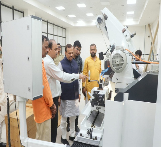 एमएसएमई प्रौद्योगिकी केंद्र कानपुर का निरीक्षण करते कानपुर के सांसद रमेश अवस्थी एमएसएमई प्रौद्योगिकी केंद्र कानपुर का निरीक्षण करते कानपुर के सांसद रमेश अवस्थी