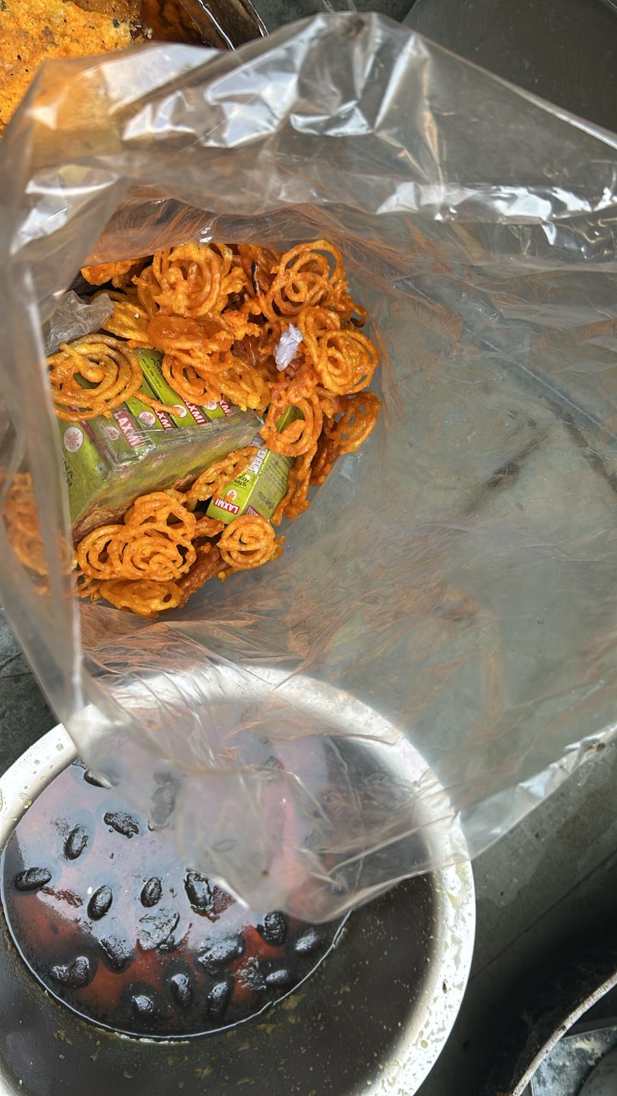 खाद्य सुरक्षा अधिकारियों ने विभिन्न मिष्ठान की दुकानों पर छापेमारी खाद्य सुरक्षा अधिकारियों ने विभिन्न मिष्ठान की दुकानों पर छापेमारी
