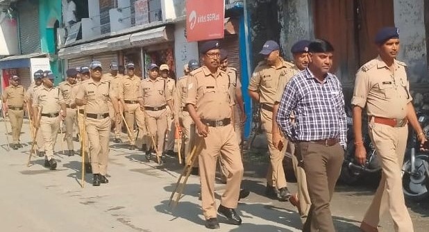 थराली सांप्रदायिक सौहार्द बनाने के लिए फ्लैग मार्च करती हुई पुलिस। थराली सांप्रदायिक सौहार्द बनाने के लिए फ्लैग मार्च करती हुई पुलिस।