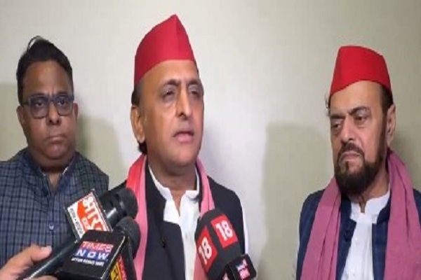 महाराष्ट्र दौरे पर पहुंचे अखिलेश यादव पत्रकारों से विधानसभा चुनाव को लेकर बातचीत करते हुए महाराष्ट्र दौरे पर पहुंचे अखिलेश यादव पत्रकारों से विधानसभा चुनाव को लेकर बातचीत करते हुए