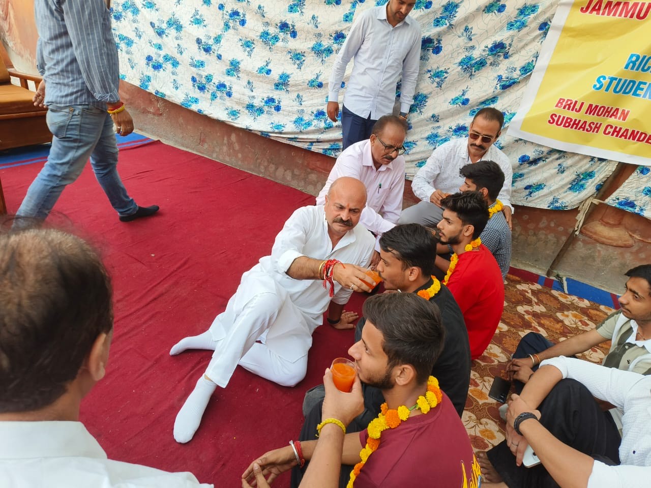 जम्मू में छात्र शहीदों के सम्मान में तीन दिवसीय उपवास का समापन, शैक्षिक सुधारों की वकालत की जम्मू में छात्र शहीदों के सम्मान में तीन दिवसीय उपवास का समापन, शैक्षिक सुधारों की वकालत की