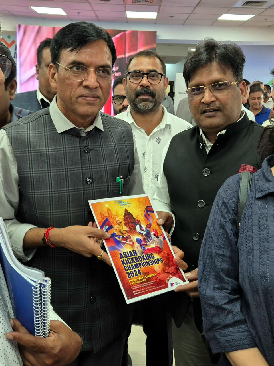 किक बॉक्सिंग महासंघ के अध्यक्ष संतोष अग्रवाल केंद्रीय खेलमंत्री से मिलते हुए किक बॉक्सिंग महासंघ के अध्यक्ष संतोष अग्रवाल केंद्रीय खेलमंत्री से मिलते हुए