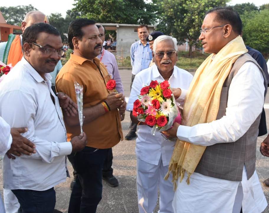मुख्यमंत्री विष्णुदेव साय का भिलाई-3 पहुंचने पर स्थानीय जनप्रतिनिधियों और वरिष्ठ प्रशासनिक अधिकारी पुष्प गुच्छ भेंट कर आत्मीय स्वागत करते हुए मुख्यमंत्री विष्णुदेव साय का भिलाई-3 पहुंचने पर स्थानीय जनप्रतिनिधियों और वरिष्ठ प्रशासनिक अधिकारी पुष्प गुच्छ भेंट कर आत्मीय स्वागत करते हुए