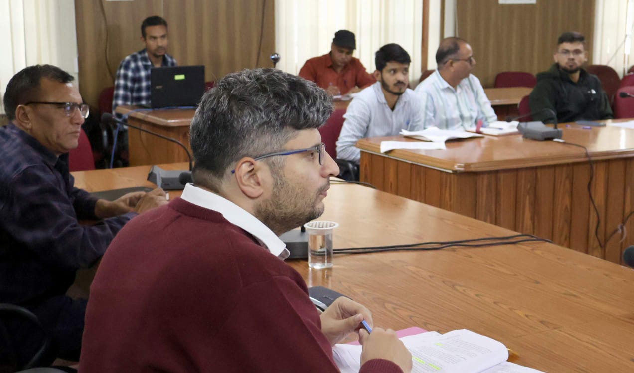 गोपेश्वर में स्वरोजगार योजना की समीक्षा बैठक लेते हुए डीएम। गोपेश्वर में स्वरोजगार योजना की समीक्षा बैठक लेते हुए डीएम।