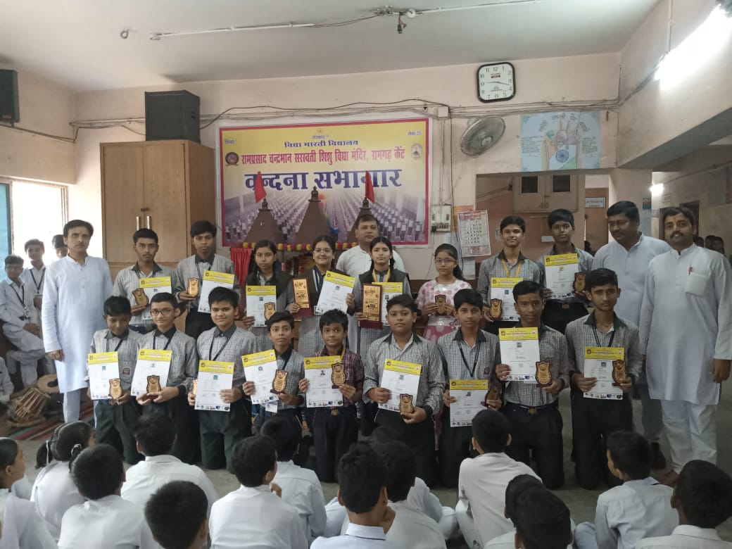 सम्मानित हुए छात्र सम्मानित हुए छात्र