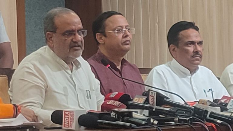 प्रेस को संबोधित करते भूपेन्द्र चौधरी प्रेस को संबोधित करते भूपेन्द्र चौधरी