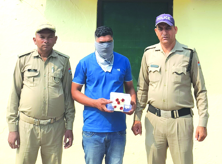 पुलिस गिरफ्त में आरोपित पुलिस गिरफ्त में आरोपित