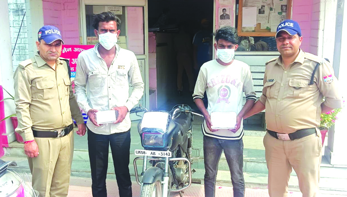 पुलिस गिरफ्त में आरोपित पुलिस गिरफ्त में आरोपित