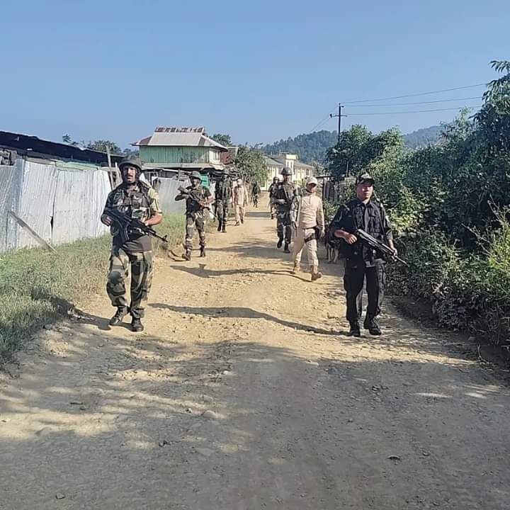 इंफाल: मणिपुर में दो गुटों के बीच हुई गोलीबारी के बाद सुरक्षा बलों के तैनाती की तस्वीर। इंफाल: मणिपुर में दो गुटों के बीच हुई गोलीबारी के बाद सुरक्षा बलों के तैनाती की तस्वीर।