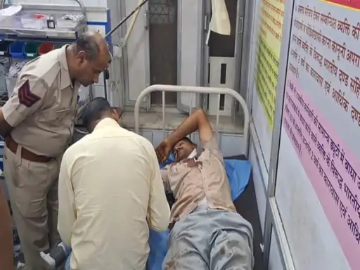 घायल के पर्चा बयान लेती पुलिस। घायल के पर्चा बयान लेती पुलिस।