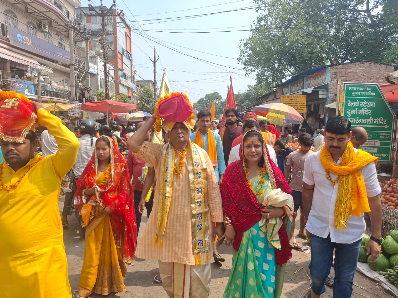 कलश शोभायात्रा में शामिल श्रद्धालु कलश शोभायात्रा में शामिल श्रद्धालु