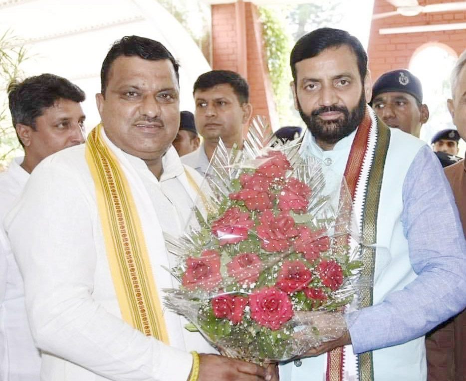 18 Snp-2 सोनीपत: भाजपा नेता प्रदीप सांगवान मुख्यमंत्री नायब सैनी को फूलों का गुलदस्ता देते हुए। 18 Snp-2 सोनीपत: भाजपा नेता प्रदीप सांगवान मुख्यमंत्री नायब सैनी को फूलों का गुलदस्ता देते हुए।