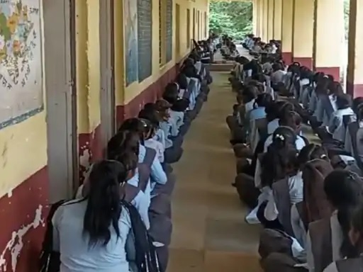 डोलवर उपली में प्रार्थना करते स्टूडेंट डोलवर उपली में प्रार्थना करते स्टूडेंट