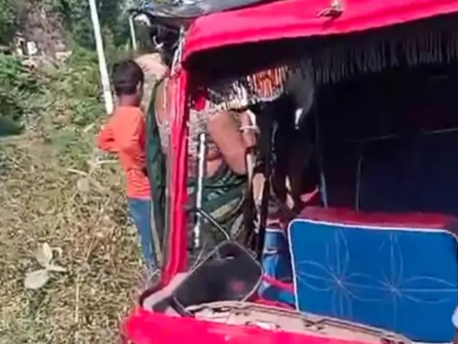 दुर्घटनाग्रस्त आटो दुर्घटनाग्रस्त आटो