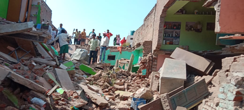 मलबे में तब्दील मकान मलबे में तब्दील मकान