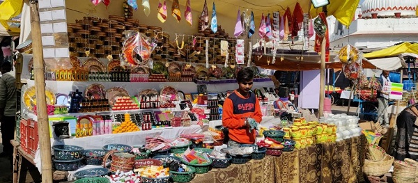 हाथों में लगाई पति के प्यार की मॅहदी, सुहागिन आज रखेंगी व्रत हाथों में लगाई पति के प्यार की मॅहदी, सुहागिन आज रखेंगी व्रत