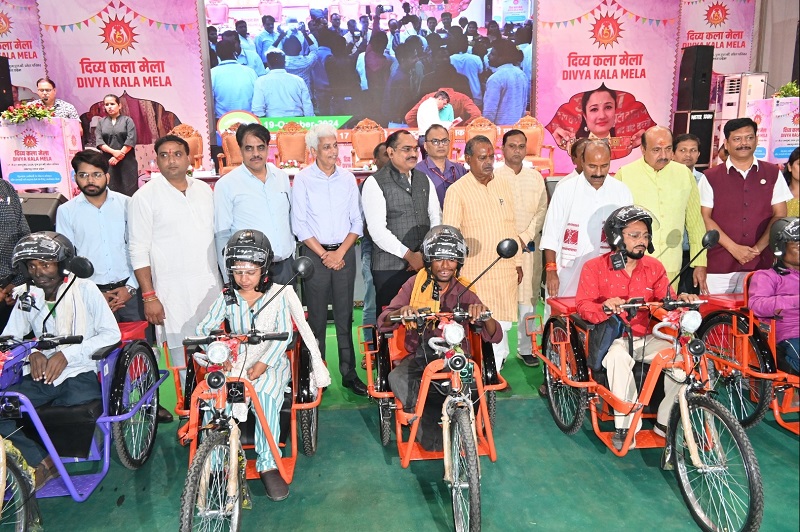 जबलपुर में आयोजित दिव्य कला मेला जबलपुर में आयोजित दिव्य कला मेला