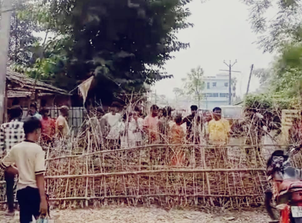 अररिया के सिमराहा में रोड नहीं बनने पर लोगों में आक्रोश, सड़क जाम कर किया विरोध प्रदर्शन अररिया के सिमराहा में रोड नहीं बनने पर लोगों में आक्रोश, सड़क जाम कर किया विरोध प्रदर्शन