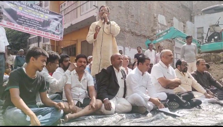 क्षेत्रीय लोगों के साथ धरना देते सपा विधायक अमिताभ वाजपेयी क्षेत्रीय लोगों के साथ धरना देते सपा विधायक अमिताभ वाजपेयी