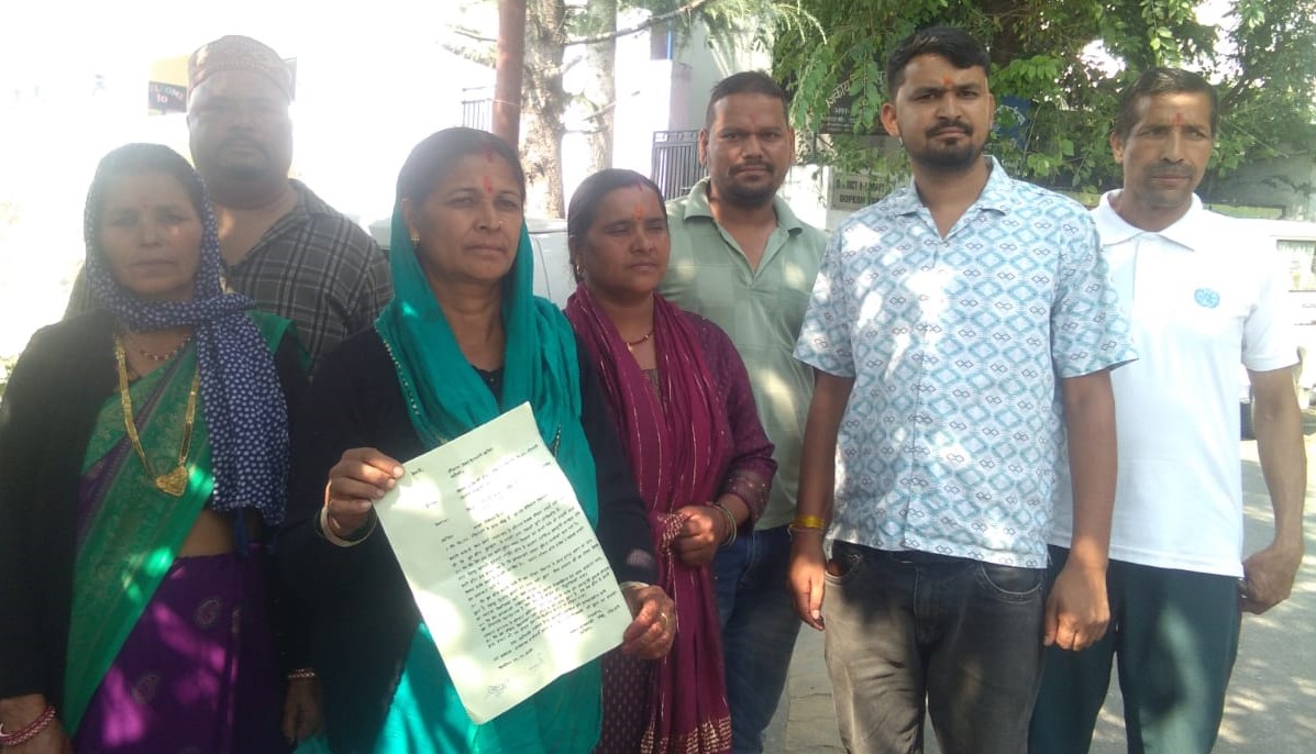 गोपेश्वर में गंजेड गांव को पानी की किल्लत से निजात दिलाने की मांग को लेकर डीएम को ज्ञापन देने पहुंचे ग्रामीण। गोपेश्वर में गंजेड गांव को पानी की किल्लत से निजात दिलाने की मांग को लेकर डीएम को ज्ञापन देने पहुंचे ग्रामीण।